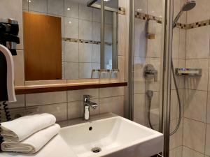 bagno con lavandino e doccia di Pension Edelweiss a Damuls