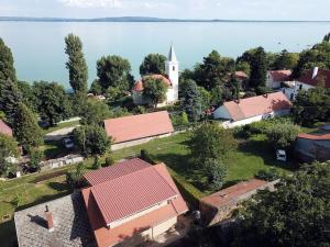 z góry widok na małą wioskę z kościołem w obiekcie Beautiful accommodation with garden w mieście Balatonszepezd