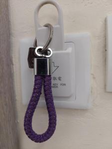 Un candado con una cuerda púrpura pegada a él en Elizabeth Apartments Himare, en Himare