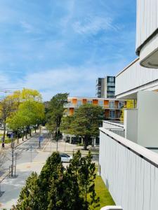 vista para uma rua a partir de um edifício em Alka house em Palanga