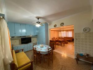 a kitchen and dining room with a table and chairs at La casa di Costa in Dhorizáta