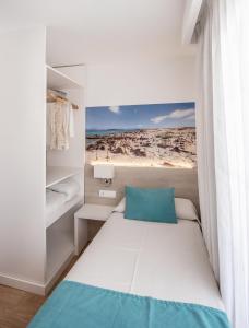 Postel nebo postele na pokoji v ubytování Hostal Es Pi - Emar Hotels