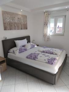 Een bed of bedden in een kamer bij Apartments Martic Janja