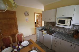 A kitchen or kitchenette at Beautiful accommodation with garden