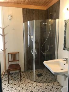 Bilik mandi di Eide Gardshotell