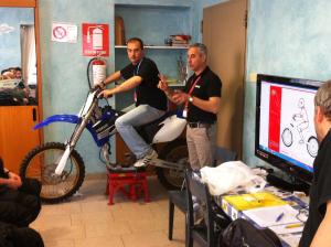 Pensione Villa Ida في تيرمولي: رجلان في غرفة مع رجل على دراجة نارية
