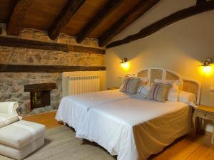 A bed or beds in a room at El Jardin de las Magnolias Hotel