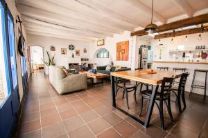 ビージャ・デ・レイバにあるCasa Mediterránea Villa de Leyvaのキッチン、リビングルーム(テーブル、椅子付)
