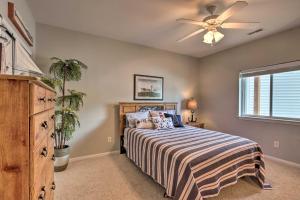 Ένα ή περισσότερα κρεβάτια σε δωμάτιο στο Lakefront Ozark Condo with Balcony and Seasonal Pool! +19 φωτογραφίες