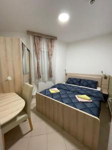 Postel nebo postele na pokoji v ubytování Holiday Wing Apartment 2