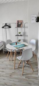 ein Esszimmer mit einem Tisch und 2 Stühlen in der Unterkunft Apartment für Monteure Nr 4 in Kassel