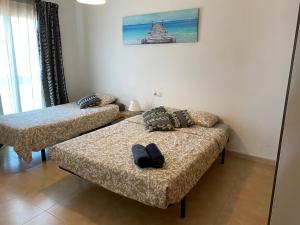 pokój z dwoma łóżkami i kanapą w obiekcie Pent house ocean view w mieście Cotillo