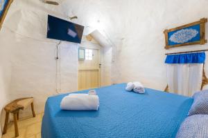 A bed or beds in a room at Trullo Mmammineddhu by Salento Affitti