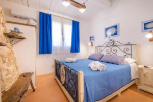 A bed or beds in a room at Trullo Mmammineddhu by Salento Affitti