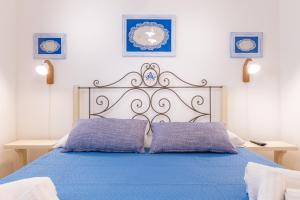 A bed or beds in a room at Trullo Mmammineddhu by Salento Affitti