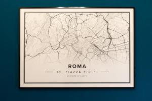 un disegno incorniciato di una mappa di Roma di Clover - 13 Piazza Pio XI a Roma