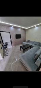 - un salon avec un canapé et une table dans l'établissement Comforts apartments 1, à Fnideq