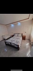 - une chambre avec un grand lit dans l'établissement Comforts apartments 1, à Fnideq