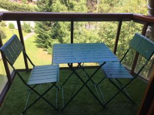 dos sillas y un banco azul en un porche en L'enclaves, en Les Contamines-Montjoie