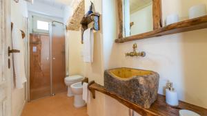 A bathroom at Trullo Mmammineddhu by Salento Affitti Még 30 kép