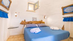 A bed or beds in a room at Trullo Mmammineddhu by Salento Affitti