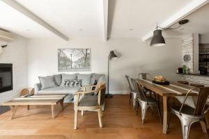 - un salon avec un canapé et une table dans l'établissement The Outlook over Lac -Tremblant by Instant Suites, à Mont-Tremblant