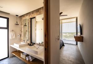 baño con 2 lavabos y espejo grande en Baja and Kite, en La Ventana