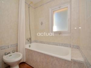 un bagno con vasca, WC e lavandino di PRESIDENT A-4 a Platja  d'Aro Altre 27 foto