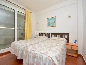 una camera da letto con un letto e una grande finestra di PRESIDENT A-4 a Platja  d'Aro