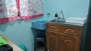 a small bathroom with a sink and a sink at DEPARTAMENTO CERCANO AL AEROPUERTO T2, A 2 CALLES in Mexico City