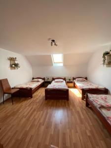 Ένα ή περισσότερα κρεβάτια σε δωμάτιο στο Pensiunea Martuca