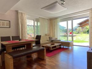 A seating area at Apartment Steinplatte