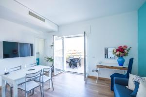 een eetkamer en een woonkamer met een tafel en stoelen bij Stampeggioni Appartamenti in Anzio