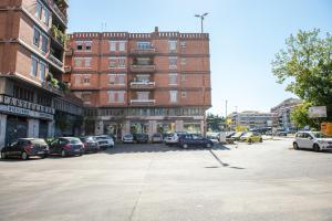 un parcheggio con auto parcheggiate davanti a un edificio di Clover - 13 Piazza Pio XI a Roma Altre 37 foto