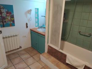 A bathroom at La Milana, Orbaneja del Castillo