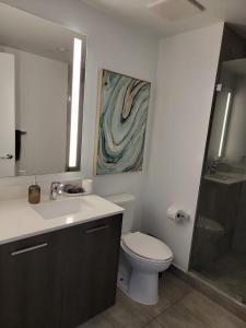 uma casa de banho com um WC, um lavatório e um chuveiro em Lovely Condo Unit em Miami