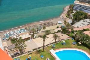 una vista aerea su una spiaggia e sull'oceano di PURA VIDA Luxury apartment with jacuzzi a Torremolinos