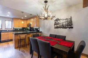 uma cozinha e sala de jantar com mesa e cadeiras em Perfect 3BD Mountain Getaway em Vail