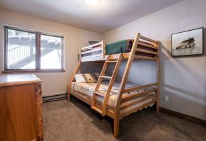 1 dormitorio con 2 literas y ventana en Perfect 3BD Mountain Getaway, en Vail