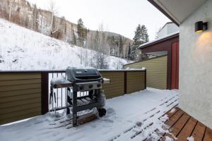 um grelhador sentado num pátio na neve em Perfect 3BD Mountain Getaway em Vail