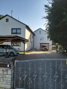 una casa con un coche aparcado en un estacionamiento en Ferienwohnung Lachmayr, en Geltendorf