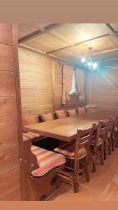 comedor con mesa de madera y sillas en Appartamento Paradiso Cortina, en Cortina dʼAmpezzo