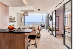 una cucina e un soggiorno con vista sull'oceano di PURA VIDA Luxury apartment with jacuzzi a Torremolinos