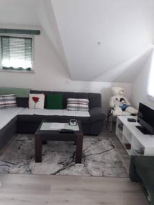 un soggiorno con divano e tavolo di Apartman Breza a Zagabria