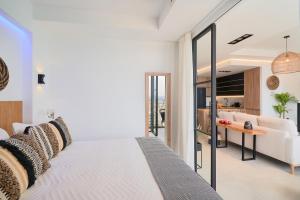 Giường trong phòng chung tại PURA VIDA Luxury apartment with jacuzzi