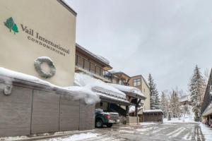 Ein Gebäude mit einem Kranz im Schnee. in der Unterkunft Perfect 3BD Lionshead Condo in Vail