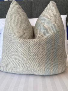 uma almofada sentada em cima de uma cama em Barriemore Oban em Oban