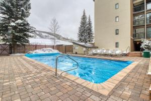 ein Schwimmbad in der Mitte eines Gebäudes in der Unterkunft Perfect 3BD Lionshead Condo in Vail