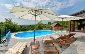 patio con sedie, ombrellone e piscina di Cozy Home In Cestica With Wifi a Cestica