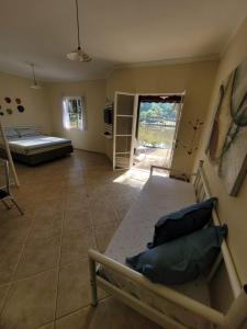 a living room with a couch and a bed at Chalés Sitio Dois Lagos - Amparo SP in Amparo +46 photos